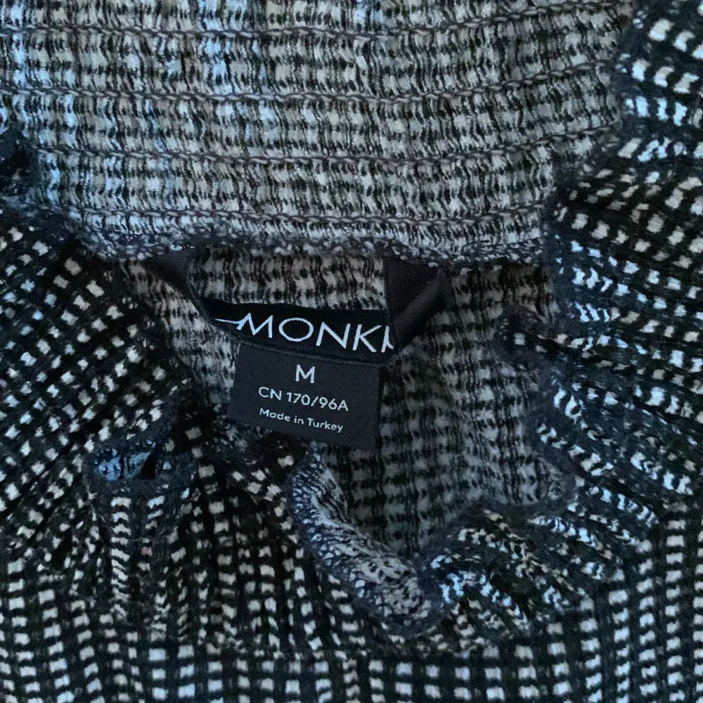 En söt blus från Monki med puffärmar som tyvärr inte kommit till mycket användning. Så i bra skick!! Den är storlek M och sitter hyfsat figurnära. :). Blusar.