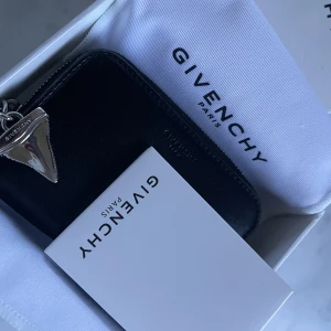 GIVENCHY SHARK - MINI ZIP plånbok  - Givenchy shark mini zip plånbok Nytt skick, aldrig använd  Nypris - 2690kr  Säljer för - 1500kr