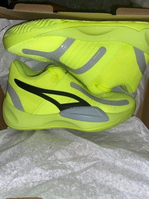 Rise nitro basketball shoes  - Puma basketskor  Original pris 999kr  Oanvända! Unisex  Kan även användas som 40