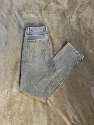 Zara jeans. - Säljer dessa straight/slim grå jeans i bra skick från zara. Midjemått 36cm rakt över. Innerbenslängd 82cm. Sitter skitsnyggt men säljer för jag inte får någon användning för dem 😩