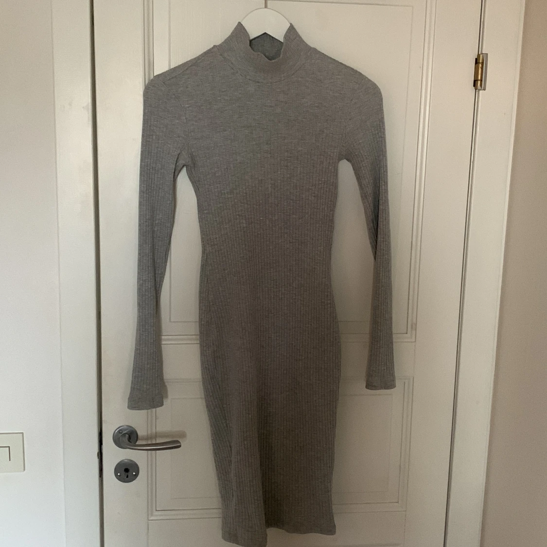 Lång grå klänning 