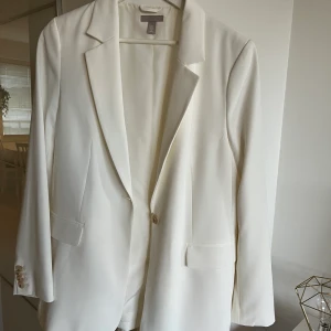 Vit kavaj hm  - Oversize vit kavaj från hm  Storlek m  Använd en gång
