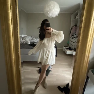 Vit klänning  - Säljer denna sjukt fina känningen från na-kd!!🤩🥰🥰 då den är alldeles för stor för mig tyvärr