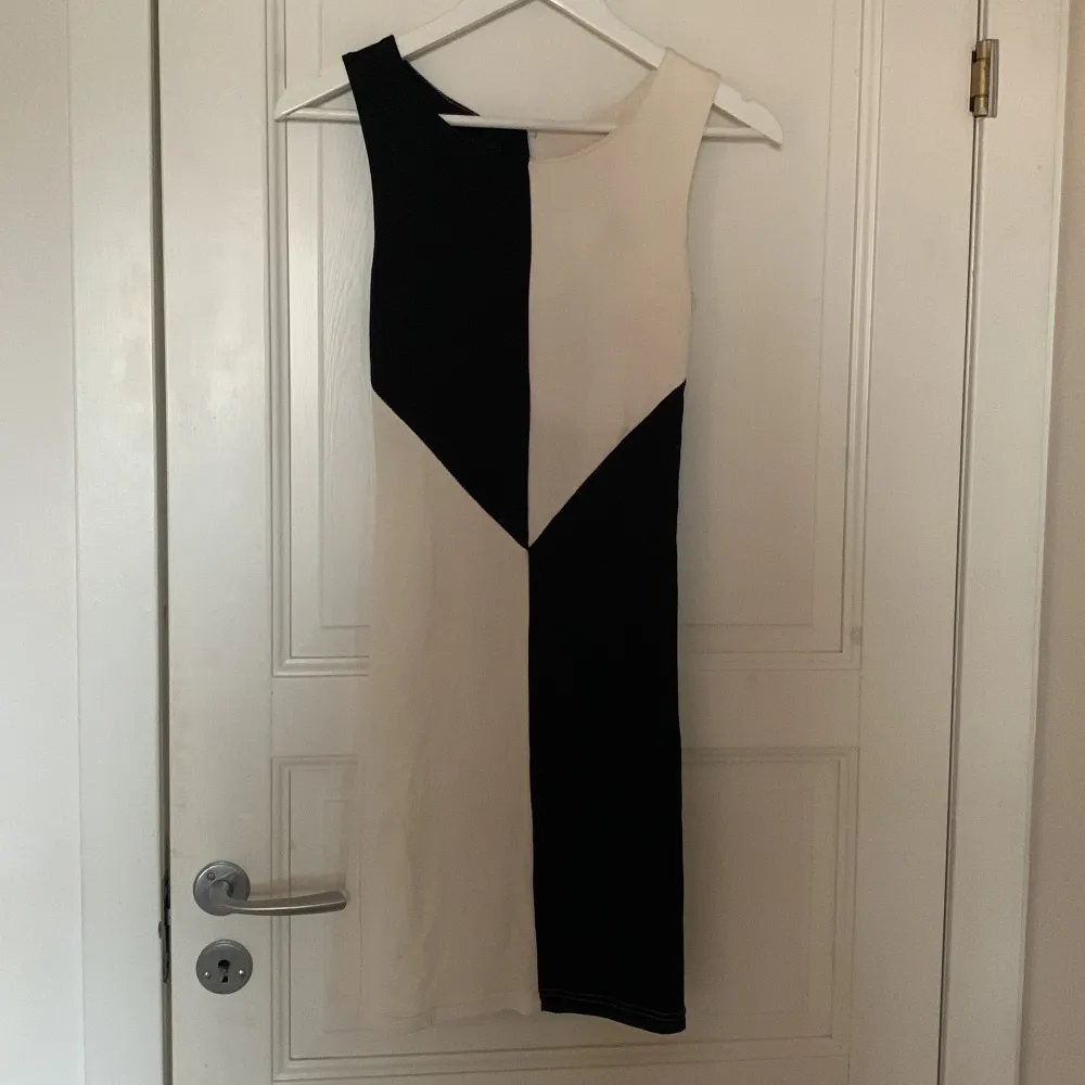 En mönstrad klänning i storlek 34 med en diskret dragkedja bak 💞. Klänningar.