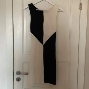 En mönstrad klänning i storlek 34 med en diskret dragkedja bak 💞