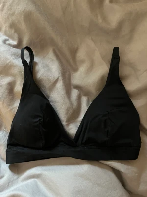 Bikinitopp - Bikinitopp från Lindex strl 36 knappt använd. Säljer för 40kr.