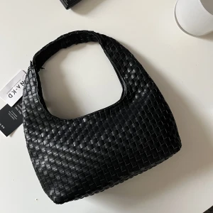 Vävd väska  - Säljer min super fina väska från nakd, den är helt oanvänd med prislapparna kvar🔥 passar till allt och bara att skriva för bilder eller frågor❤️‍🔥📸