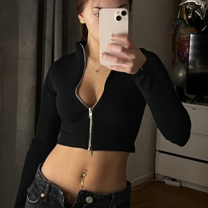 Zip up topp - Jätte fin zip up tröja från fashionova! Helt oanvänd har lappen kvar! Säljer pga inte kommer till användning 🫶🏻