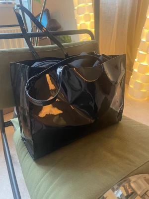 Shoppingbag - Väska i modell shoppingbag. Fint skick, lite sliten i ena handtaget. Spänne i mitten🖤