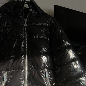 Jacka - Populär jacka som är slut såld överallt, super varm och skön hör av er för mer info☺️