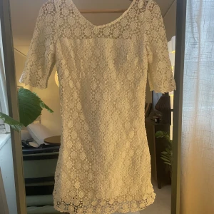 Studentklänning - Studentklänning i sprets. Använd bara en gång. Jättekul om den kommer till användning för någon annan🤍