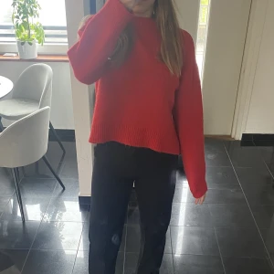 Stickad tröja  - Röd jätte fin stickad tröja från zara, aldrig använd 