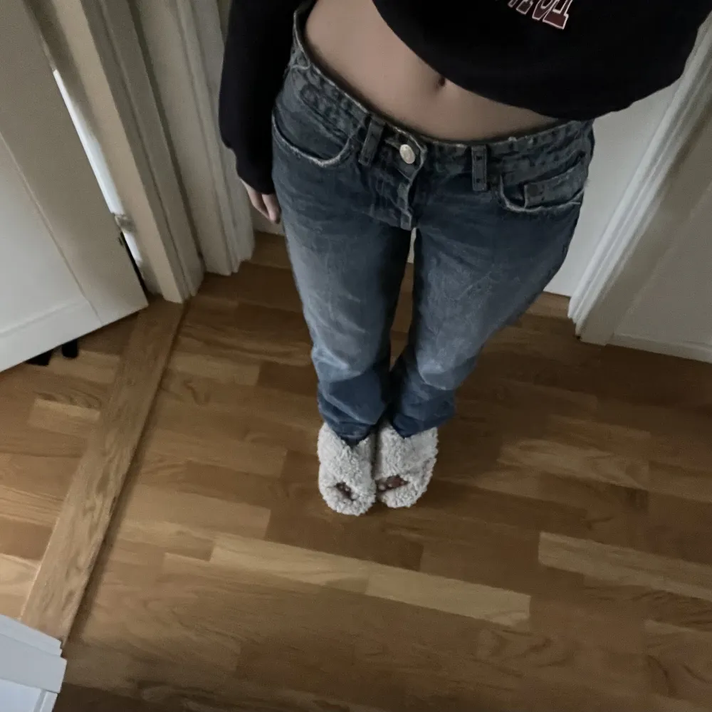 Säljer dessa populära jeansen från zara, storlek 34💋. Jeans & Byxor.