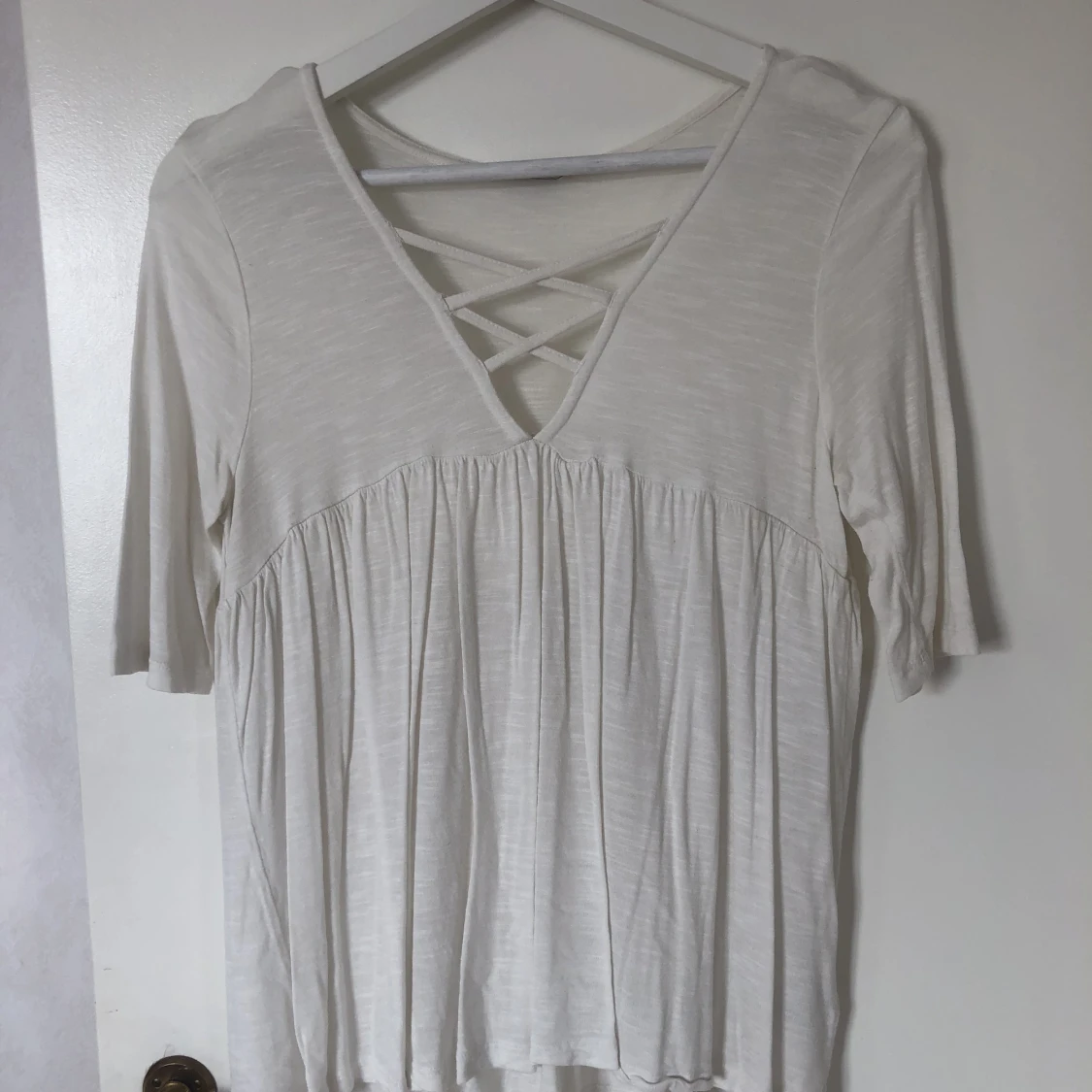 Vit blus med urringning