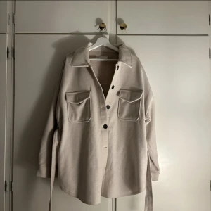 Kappa - Beige kappa köpt för ett år sen🤍