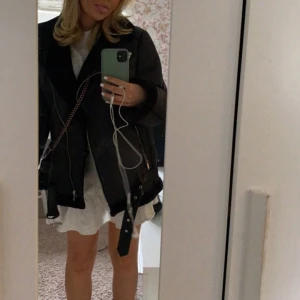 Jacka med päls  - Ser ut som ny, knappt använd😇