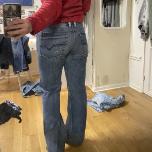 Disel jeans - Dissl jeans i storlek 33, nyskick, lågmidjade😊skulle säga att de mitsvarar M fast är välidigt långa
