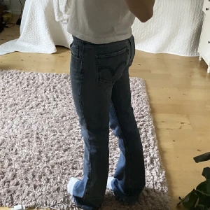 Lågmidjade bootcutjeans!  - Supersnygga ljusblå bootcutjeans från Levis! Låg midja och jättefint skick. Midjemått: 80cm. Innerbenslängd: 84cm. Hör av er vid frågor 💙
