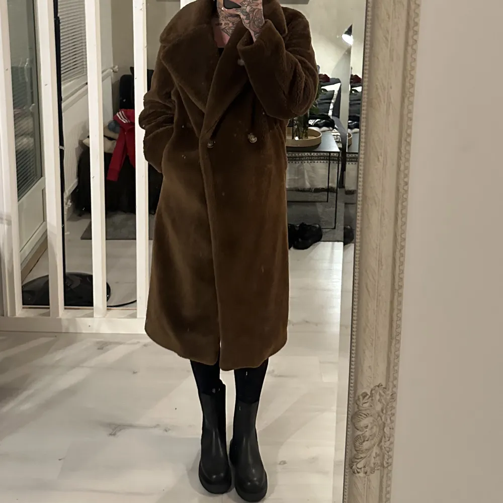 Har rensat mina ytterkläder - säljer en hel del.  En brun pälskappa från H&M Trend, inköpt för 3 år sen för 1299:-. Använd endast 2 gånger. Jag är 172 cm, och kappan når mina knän i längd. Kappan är i storlek 36, men passade mig när jag var storlek 40-42.. Jackor.