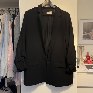 Blazer - För liten för mig, från mango, köpt för 800kr. Använd fåtal gånger- inga defekter! 