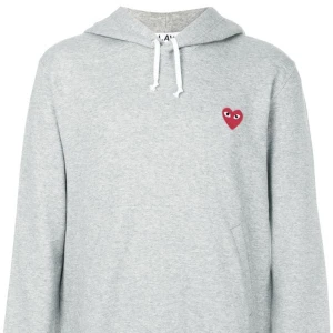 comme des garcons - Säljer denna super fina & sköna hoodien från comme des garcons <3 köptes för på nk för 3 000kr. Kan frakta & mötas upp i Malmö, hör av er för frågor ❤️