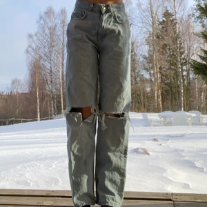 Gina tricot perfect jeans  - Snygga jeans!! Nypris låg kring 400kr säljer ganska billigt! Typ aldrig använda! Kom privat för fler bilder. Priset kan sänkas vid snabbt köp!!