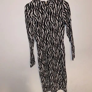 fin mönsterklänning - Mycket fin klänning. Använd ca 2 gånger. Mycket bra skick. Köparen står för frakt.