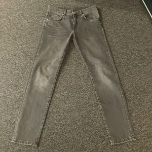 J.Lindeberg Jeans storlek 30/32 - Gråsvarta jeans från J.Lindeberg i en lite tightare passform. Bra skick, knappt använda 