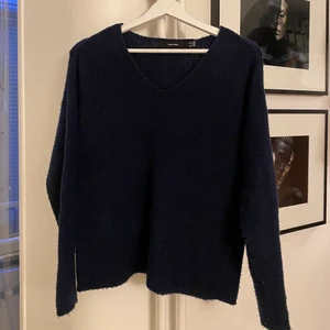 Mörkblå tröja - Så fin v-ringad tröja från vero Moda strl XS, använt skick (nopprig) men inte hål eller liknande!