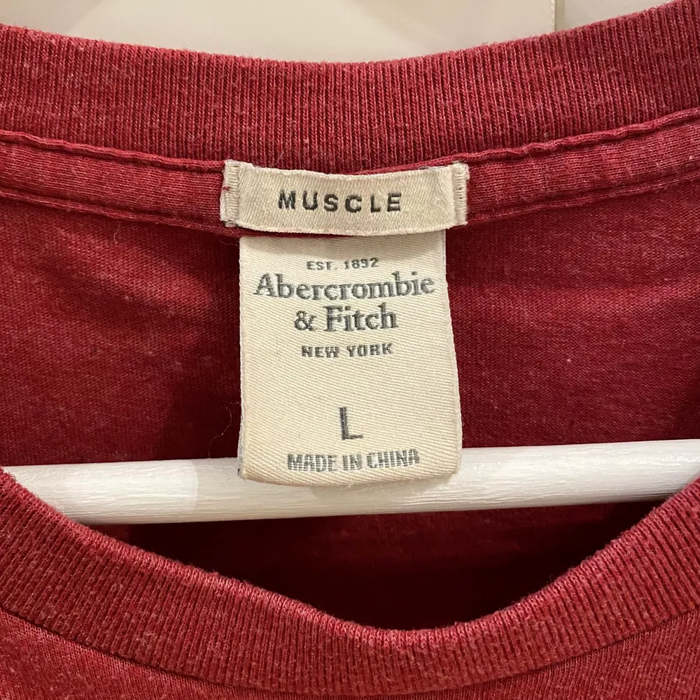 Röd T-shirt från Abercrombie & Fitch. Herrmodell, Muscle fit, Strl. L. Fint skick. T-shirts.