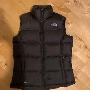 The North face väst - På grund av hög efterfrågan kommer nu ännu en brun vintage north face väst! Denna gången i damstorlek S, men fungerar unisex - 10/10 skick - modellen north face 700 - bud börjar på 1000kr, hör av er i dm för köp nu pris