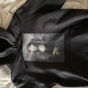 Hoodie - Säljer min hoodie från The cool elephant då jag inte har användning av den längre💗 luvan är missfärgad av hårblekning(sista bilden) därför säljer jag den billigt❤️