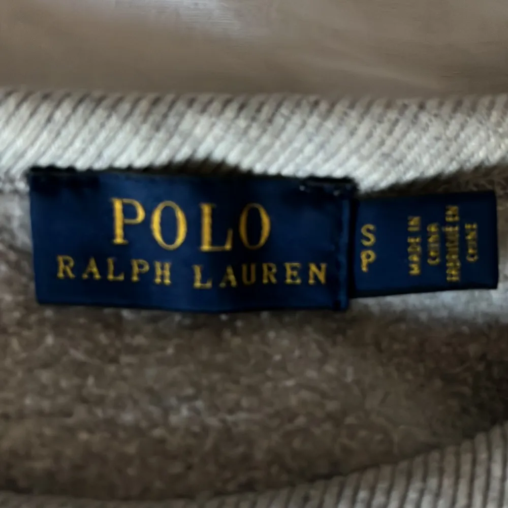 Säljer denna fina Ralph lauren tröja pga att den är för liten för mig. Den är använd men har inga skador på sig, och inga fläckar vad jag kan hitta! Storleken skulle jag säga är en som en xs. Den är mysig och bekväm, passar till det mesta. Färg : ljusgrå . Tröjor & Koftor.