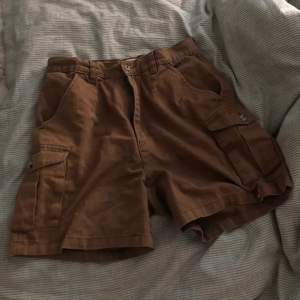 Dessa bruna shorts kommer ifrån Fransa och är i storlek 40. De är lite längre över låren och har fickor på sidan. De användes förra sommaren men inga tecken på slitage eller användning. Dessa var en av mina favoriter då man ej svettas och ej blir för kall, helt perfekt material för sommarn! 