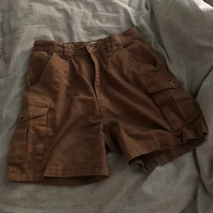 Shorts till sommaren  - Dessa bruna shorts kommer ifrån Fransa och är i storlek 40. De är lite längre över låren och har fickor på sidan. De användes förra sommaren men inga tecken på slitage eller användning. Dessa var en av mina favoriter då man ej svettas och ej blir för kall, helt perfekt material för sommarn! 