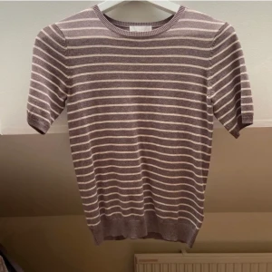 Stickad tshirt - Båda bilderna är lånade men finns egna om det önskas😇 säljer en stickad tröja från hm då den aldrig kommer till användning, använd 2ggr💓