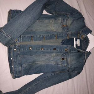 Jeansjacka - Nästan helt ny skick, använd väldigt lite. 
