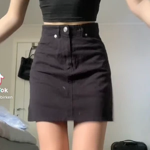 Svart kjol i denim - Svart denim kjol köpt från H&M divided, använd enstaka gånger. 