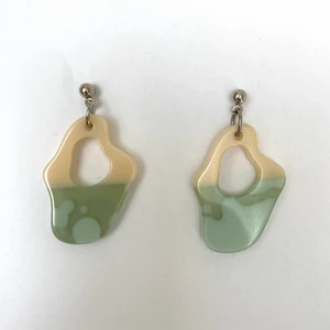 Örhängen - Superhäftiga örhängen!🤍🤍 Kände att de tyvärr inte passade mig så säljs helt i nyskick, endast provade :)