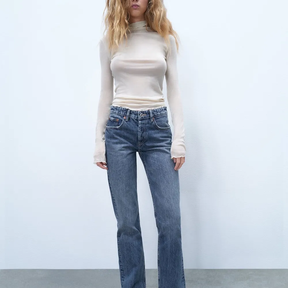 Säljer dessa populära ” Mid Rise ” Jeansen från Zara i färgen light blue. Använt någon enstaka gång och är i årincip i nytt skick💞 Frakten skriver jag privat💕💕. Jeans & Byxor.