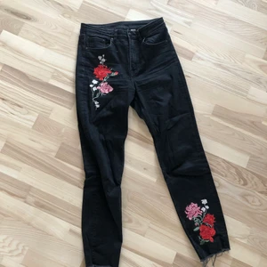 Blommiga jeans  - Svarta jeans med broderade blommor. Momfit passform!
