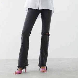 Flare jeans - Säljer ett par flare jeans ifrån Gina tricot. dem är endast testade. Jag har även klippt dem så dem passar mig som är 156cm o de borde passa mellan 153-160cm. 