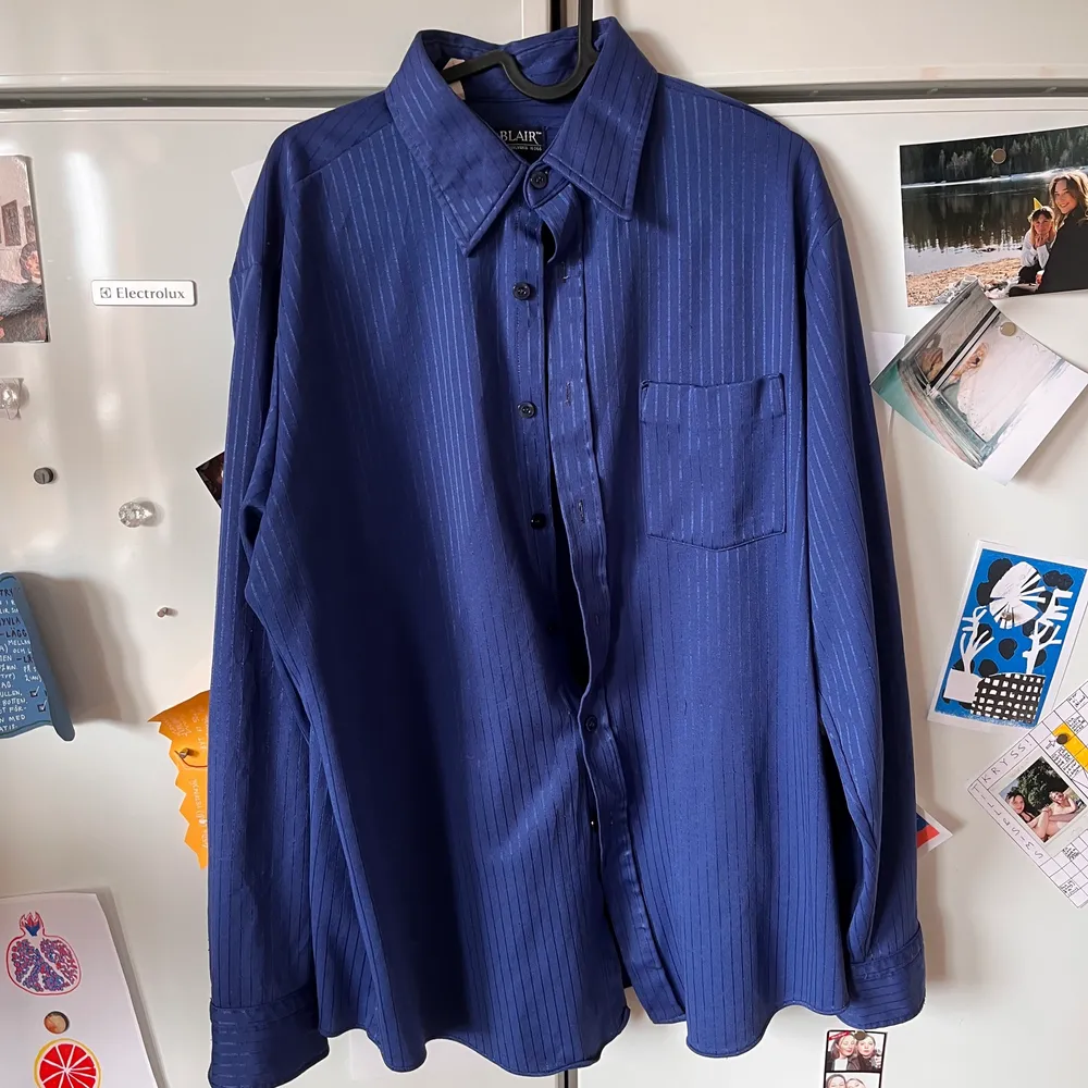 Mörkblå kritstrecksrandig skjorta strlk M/L. . Skjortor.