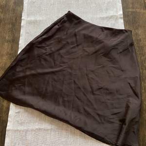 Garderobsrensning, brun kort kjol från chiquelle (ALDRIG ANVÄND) nypris: 399