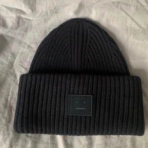 Acne mössa - Säljer nu min acne mössa. Priset kan diskuteras och fler bilder kan skickas🤍!