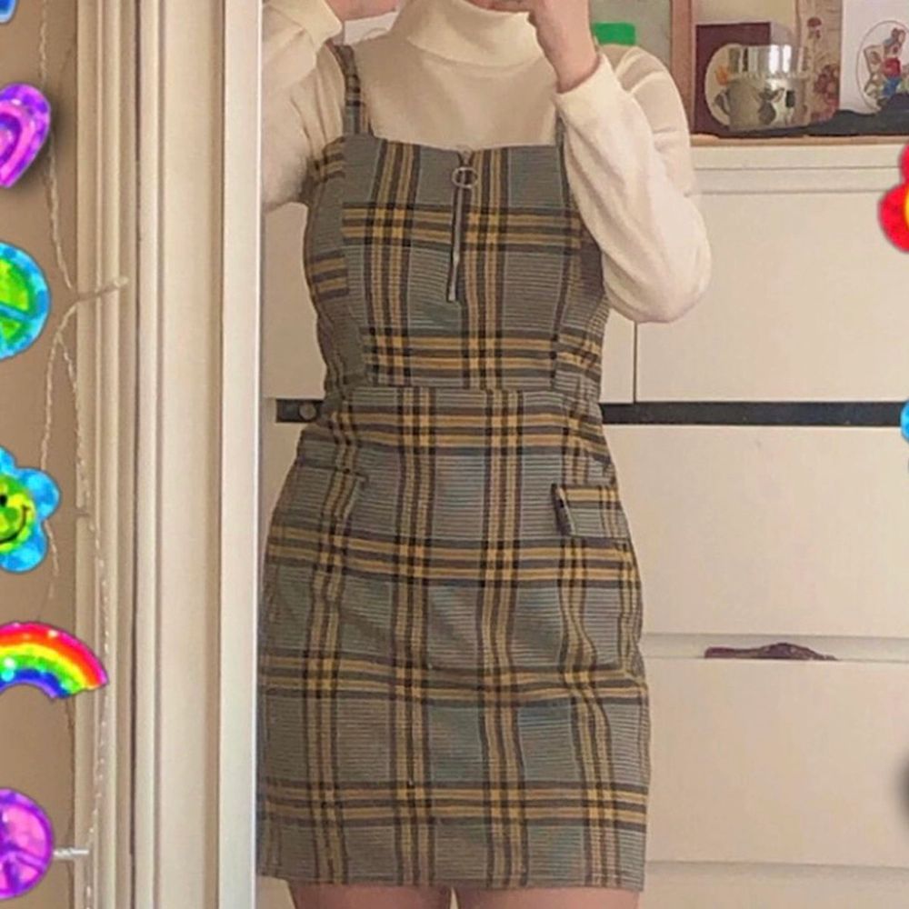 the most adorable black, white, and yellow checkered dress! has a tiny houndstooth pattern and an O ring zip. looks great paired with a white turtleneck and some black chunky boots, maybe even with some tights :) **OBS turtleneck not included**  • fits size S/M • brand new with tags, has only been tried on • original price was 400 SEK • in perfect condition • perfect dress for spring and summer!. Klänningar.