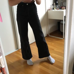 Svarta vida jeans  - Jag säljer dessa jeansen för dom inte passar mig längre💖 Dom är i bra skick och använda lite grann ☺️ Om det är något ni undrar kan i skriva till mig så svarar jag💖😊