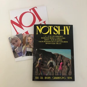 Itzy Not Shy album - A version. kommer med photocards, pre order extras, lyrics sheet och cd (aldrig använd)! 180kr + frakt. betalning via swish eller paypal! 