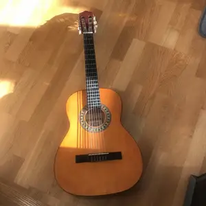 Säljer min gitarr då den bara står och alldrig kommer till användning så tänkte sälja den till någon som har mer användning av den än att bara stå, får kolla över hur det blir med frakten