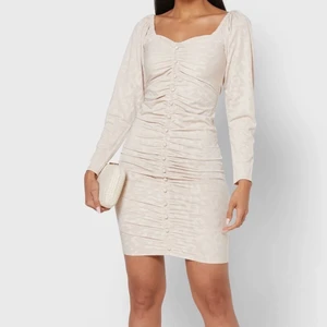 Lost Ink beige klänning - Beige tajt klänning från Lost Ink i leopard mönster